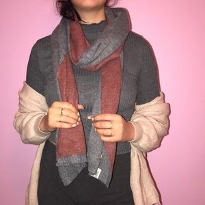 Cute warm gray / red scarf